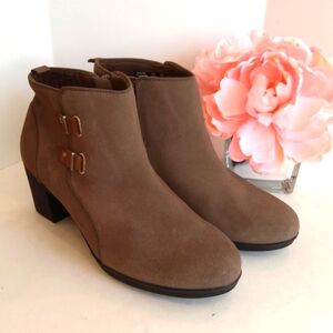 Clark's  gray  beige Taupe suede ankle boots Wide